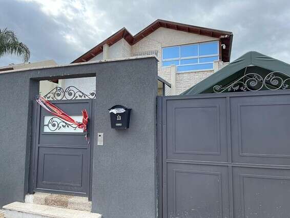 הבית שבו בוצע הרצח, בקריית גת, הבוקר // צילום: יהודה פרץ